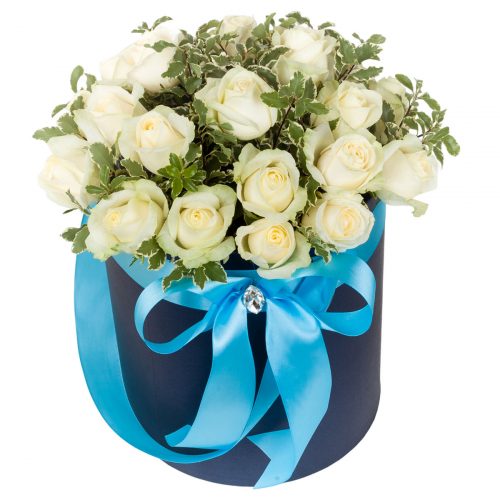 Цветы в шляпной коробке «Белоснежная гармония»