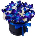 Цветы в коробке с ранункулюсами