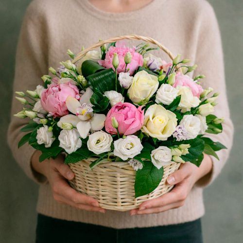 Живые цветы в корзине «Тиффани»